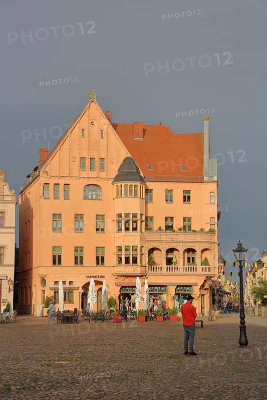 Historic building built in 1908 on the market square, mood lighting, pedestrian, Luther city Wittenberg, Fläming, Saxony-Anhalt, Germany