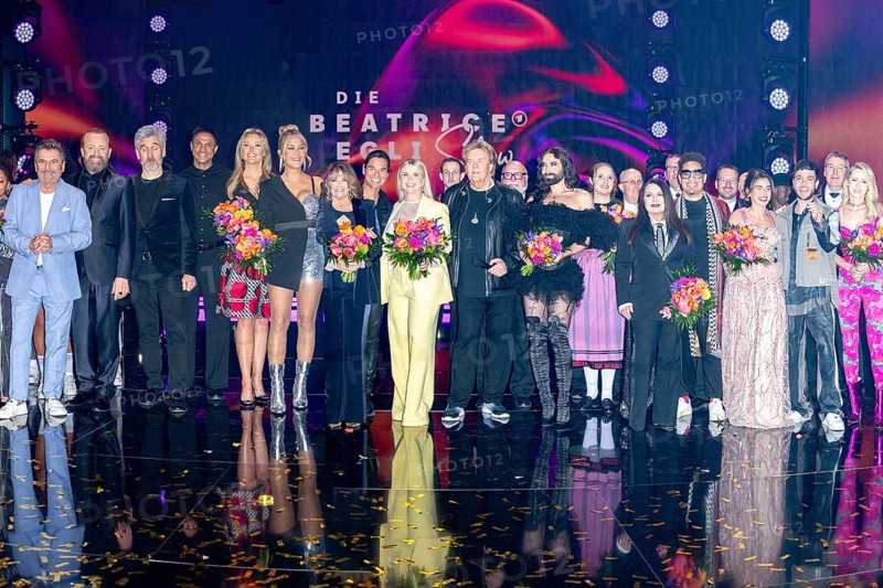 Group picture Beatrice Egli, Melissa Naschenweng, Giovanni Zarella, Wencke Myhre, Nino de Angelo, Patrice and Daniel Aminati, Musical, Thomas Anders, Sonia Liebing, Sascha Grammel and Josie, Marianne Rosenberg, Uwe Ochsenknecht, Luca Hänni, Roß Antony, Howard Carpendale, Julio Iglesias Jr. Conchita Wurst, Marc Sway, Newcomer:in, Curtis Stigers, final picture after the recording of the SWR entertainment show 'The Beatrice Egli Show' at Studio H in Berlin-Adlershof. Berlin, 08.04.2025 at the Beatrice Egli Show in Studio Berlin Adlershof on 08.04.2025. The broadcast will take place on Easter Saturday, 19 April 2025, 20:15, on Ersten. Note: The panoramic photo was composed of several individual images