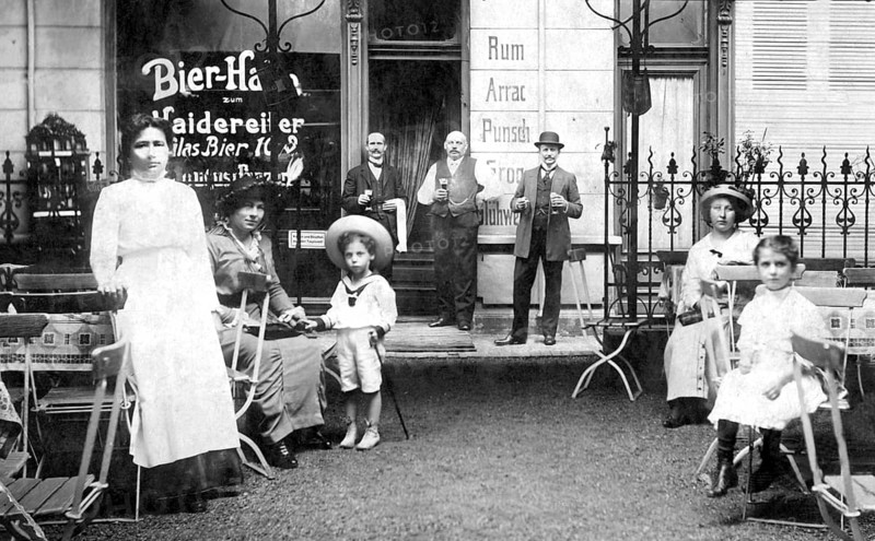 Excursion pub, beer garden ca. 1911, people in old-fashioned clothes in front of a beer house, summer day, black and white photo, Historical photo