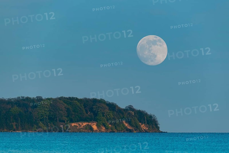 Full moon on the lagoon on Rügen, Rügen, Glowitz, Mecklenburg-Western Pomerania, Germany
