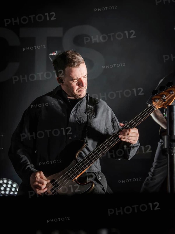 Bass player Alex Ali Dino Dean from Architects live on European Tour 2026 in the Berlin Velodrome on 22.01.2026