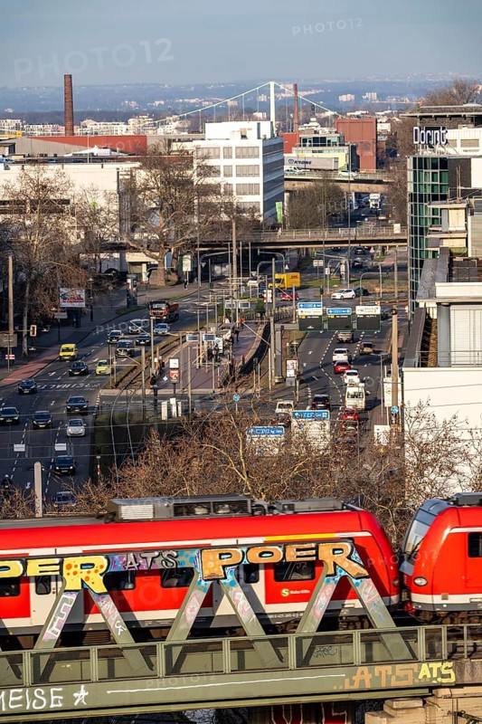 S-Bahn train on the line, railway bridge over Deutz-Mülheimer-Straße, platform tracks in front of Cologne-Messe/Deutz station, North Rhine-Westphalia, Germany