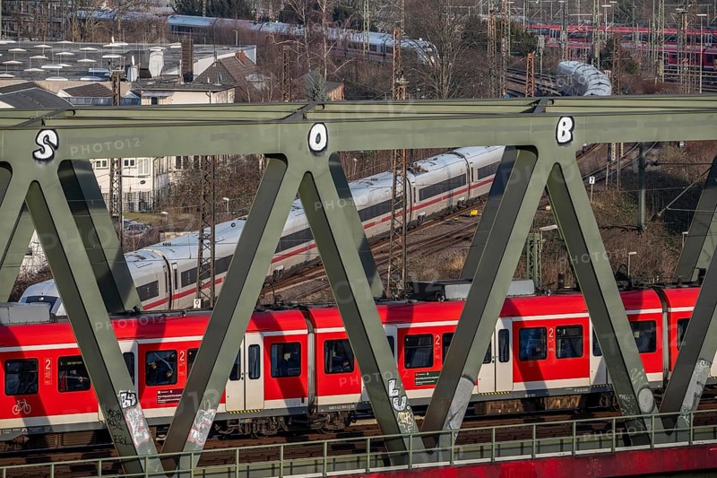 Trains on the line, platform tracks in front of Cologne-Messe/Deutz station, ICE long-distance train, regional trains, North Rhine-Westphalia, Germany