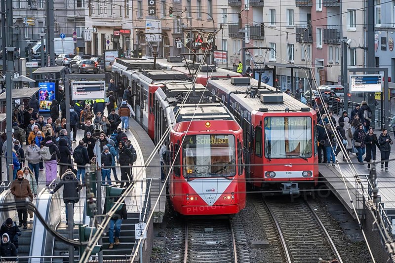 Tram stop Bahnhof Deutz/Lanxess Arena in Cologne-Deutz, rush hour in the afternoon, full platforms, public transport, line 4, North Rhine-Westphalia, Germany