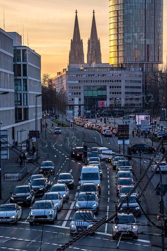City traffic in Cologne-Deutz, rush hour in the afternoon, Opladener Strassen, Cologne Cathedral, Cologne-Triangle skyscraper, North Rhine-Westphalia, Germany