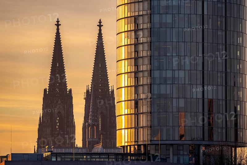 Cologne Cathedral, church towers, round façade of the Cologne Triangle Hochaus in Cologne-Deutz, sunset, North Rhine-Westphalia, Germany
