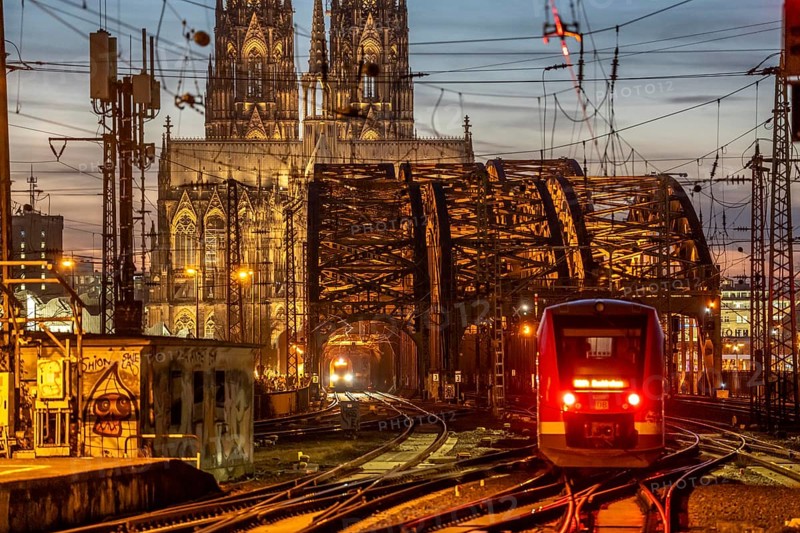 Rail track in front of Cologne Central Station, Hohenzollern Bridge across the Rhine, regional trains, in front of the railway bridge, Cologne Cathedral, North Rhine-Westphalia, Germany