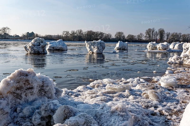 Ice skating on the Elbe with small icebergs on the water and on the banks of the Elbe Island near Geesthacht on a cold winter day. Geesthacht, Schleswig-Holstein, Germany