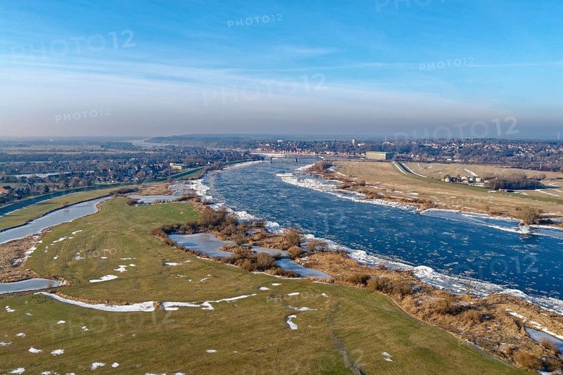 Icy riverbanks of the Elbe and ice in the foothills of the Elbe near Hohnstorf, Lüneburg district, on a cold winter day. In the background, the city of Lauenburg. aerial view. Hohnstorf, Lower Saxony, Germany