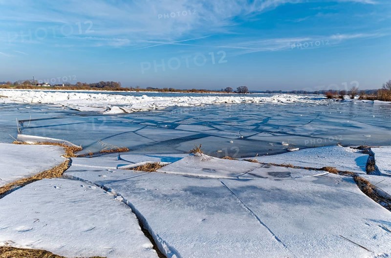 Ice on the banks of the Elbe and remnants of snow in the foothills of the Elbe on a clear winter day. Hohnstorf, Lüneburg District, Lower Saxony, Germany