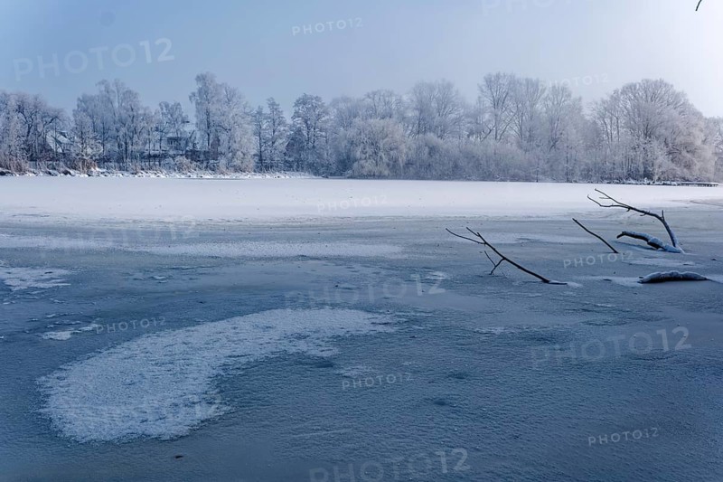 This winter day at the frozen Sandbrack Lake in Hamburg's Vier- und Marschlanden. Kirchwerder, Hamburg, Germany