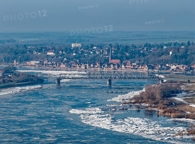 Icy riverbanks on the Elbe near Hohnstorf, Lüneburg district, on a cold winter day. In the background, the city of Lauenburg. aerial view. Hohnstorf, Lower Saxony, Germany