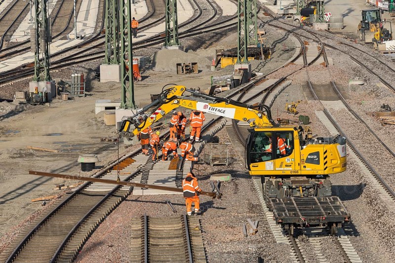 Workers wearing protective clothing carry out construction work on a railway construction site, Untertürkheim parking lot, Stuttgart, Baden-Württemberg, Germany