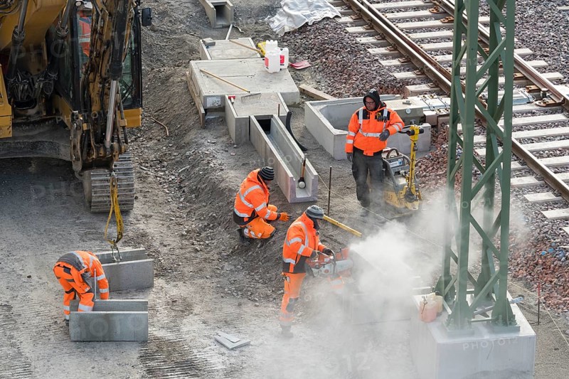 Construction workers in protective clothing carry out work on rails, accompanied by construction machines, cutters, vibrators, Untertürkheim parking station, Stuttgart, Baden-Württemberg, Germany