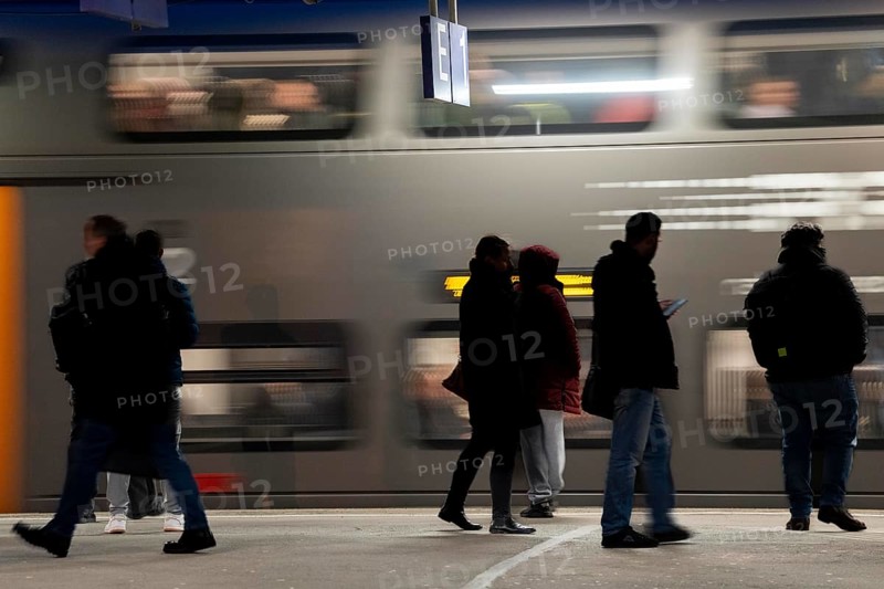 Passengers on the platform, RRX, Rhein-Ruhr-Express train arrives, Cologne-Messe/Deutz station, 2nd largest train station in Cologne, transfer station between long-distance and local transport, exhibition station, 8 platform tracks, North Rhine-Westphalia, Germany