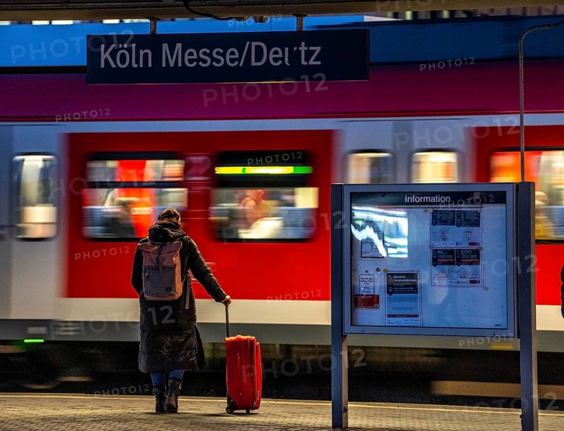 Passengers on the platform, S-Bahn train, Cologne-Messe/Deutz station, 2nd largest train station in Cologne, transfer station between long-distance and local transport, exhibition station, 8 platform tracks, North Rhine-Westphalia, Germany