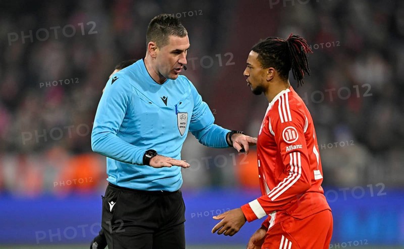 Referee Referee Rade Obrenovic (SVN) Gesture Gesture in conversation Discussion with Michael Olise FC Bayern Munich FCB (17) Football UEFA Champions League, CL, Allianz Arena, Munich, Bavaria, Germany