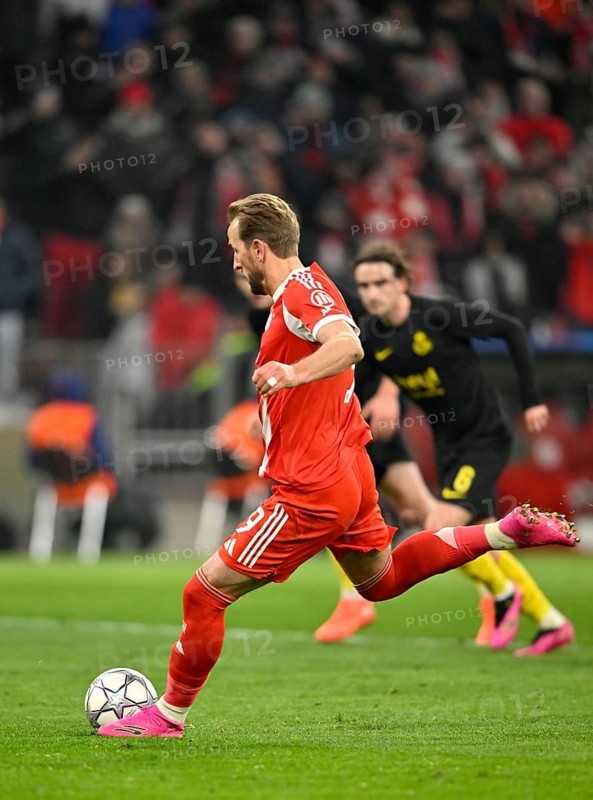 Harry Kane FC Bayern Munich FCB (09) shoots penalty, penalty kick goal kick action goal chance football UEFA Champions League, CL, Allianz Arena, Munich, Bayern, Germany