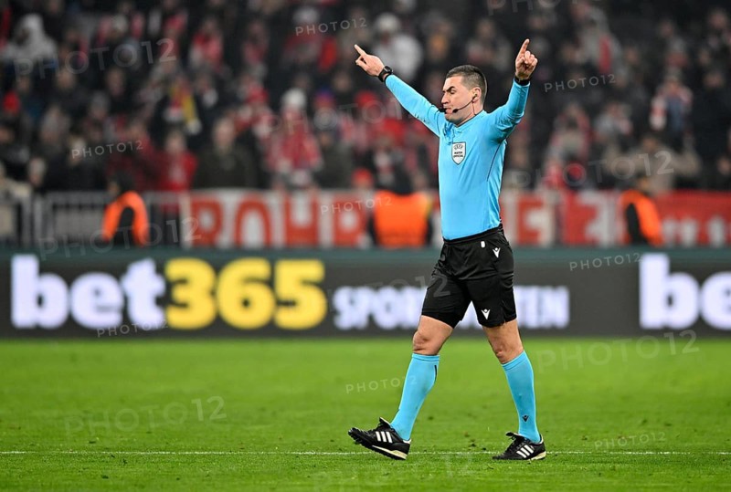 Referee Referee Rade Obrenovic (SVN) Gesture Gesture to VAR, video assistant referee, video evidence, video referee Video assistant referee in the background Perimeter advertising Logo bet365 SPORTWETTEN Football UEFA Champions League, CL, Allianz Arena, Munich, Bavaria, Germany