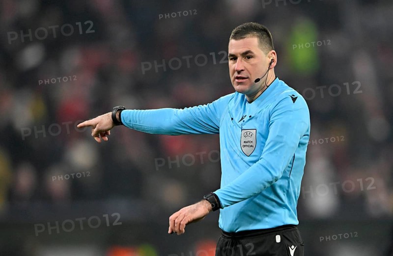 Referee Referee Rade Obrenovic (SVN) Gesture Gesture Football UEFA Champions League, CL, Allianz Arena, Munich, Bavaria, Germany