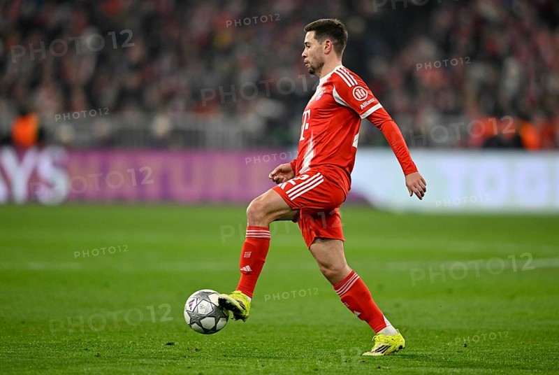 Raphael Guerreiro FC Bayern Munich FCB (22) Action on the ball Football UEFA Champions League, CL, Allianz Arena, Munich, Bayern, Germany