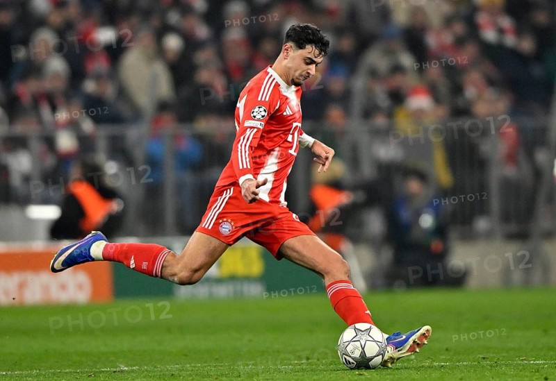 Aleksandar Pavlovic FC Bayern Munich FCB (45) Action on the ball Football UEFA Champions League, CL, Allianz Arena, Munich, Bavaria, Germany