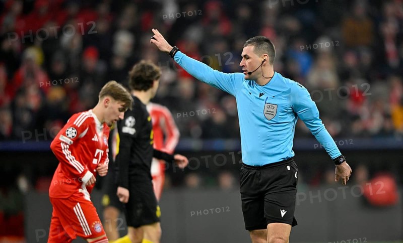 Referee Referee Rade Obrenovic (SVN) Gesture Gesture Lennart Karl Bayern Munich FCB (42) Football UEFA Champions League, CL, Allianz Arena, Munich, Bavaria, Germany