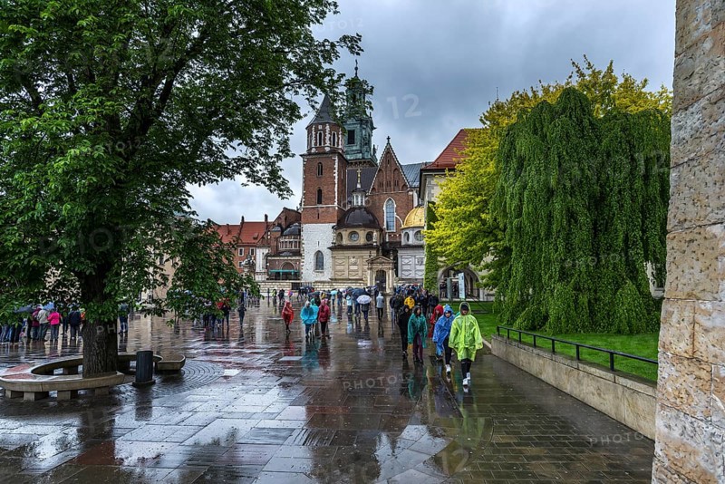 Wavel Cathedral on Wavelhügel, tourist group in the rain, Krakow, Poland