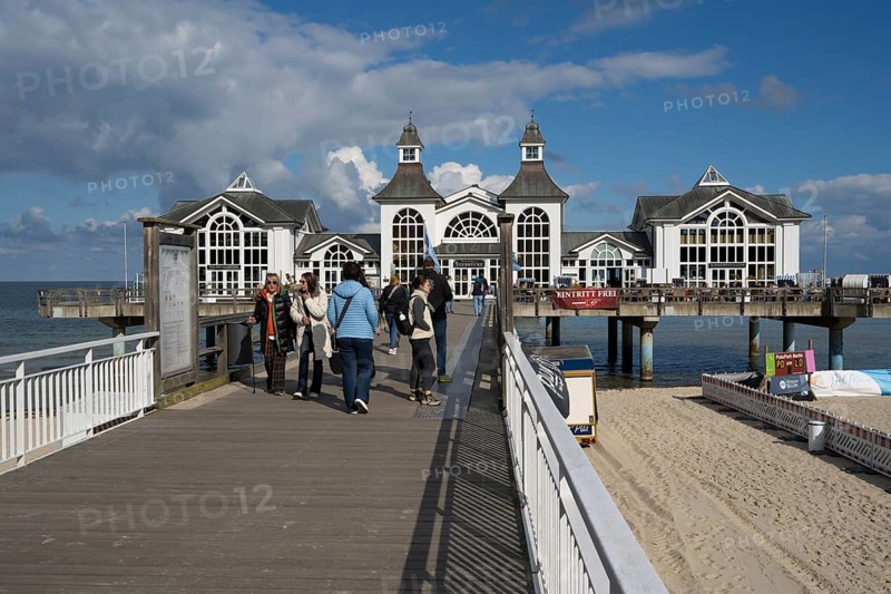 Restaurant on the pier, people on the pier, view from the jetty, Sellin, Baltic resort, Rügen island, Mecklenburg-Western Pomerania, Germany