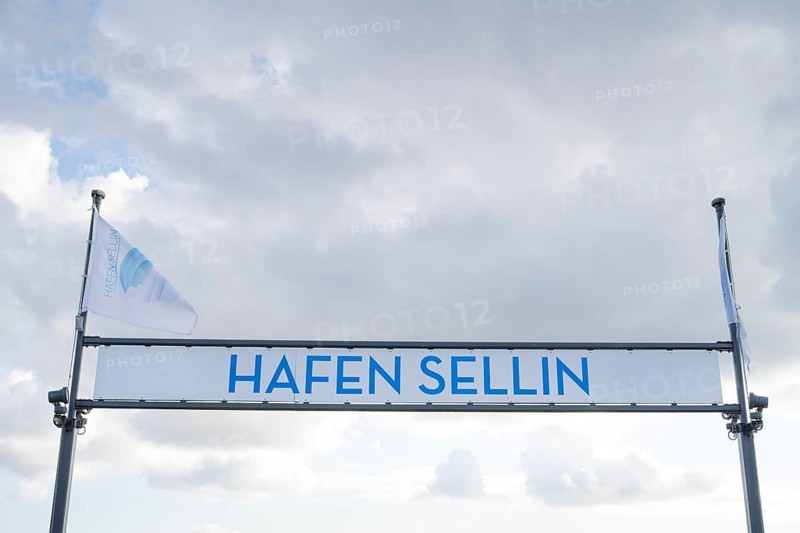 Sign with flag and lettering, Sellin harbour, cloudy sky, Sellin, Baltic resort, Rügen island, Mecklenburg-Western Pomerania, Germany