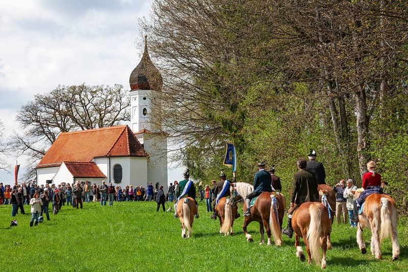Traditional Georgiritt an der Hubkapelle Penzberg, Georgiverein, horses, riders, Upper Bavaria, Germany