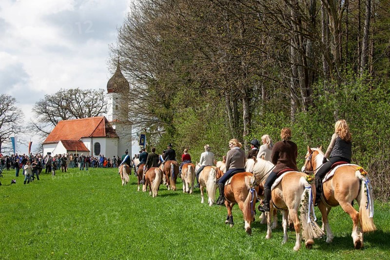 Traditional Georgiritt an der Hubkapelle Penzberg, horses, riders, Upper Bavaria, Germany