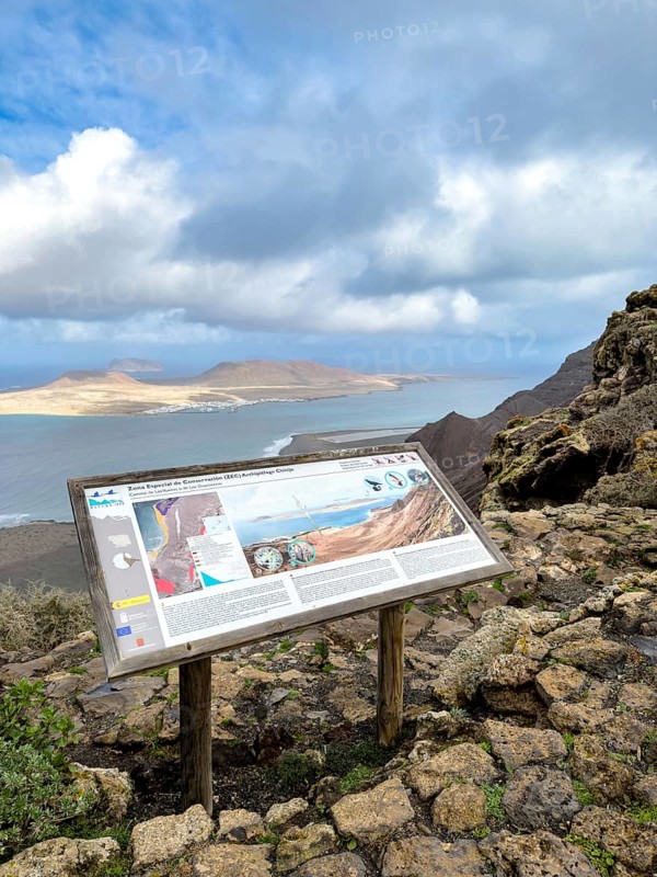 Guide along the Camino de Guatifay to Playa de Baja el Risco with a view of the island of La Craciosa, Lanzarote, Canary Islands, Spain