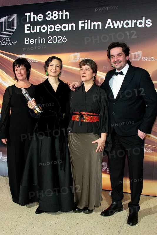 Sara Rajaei and Manon Bovenkerk, other team members, EUROPEAN FILM AWARDS Berlin 2026, photo call at the House of World Cultures, Berlin, 17.01.2026