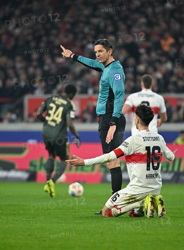 Referee Referee Deniz Aytekin Gesture Gesture Atakan Karazor VfB Stuttgart (16) disappointed on the ground MHPArena, MHP Arena Stuttgart, Baden-Württemberg, Germany
