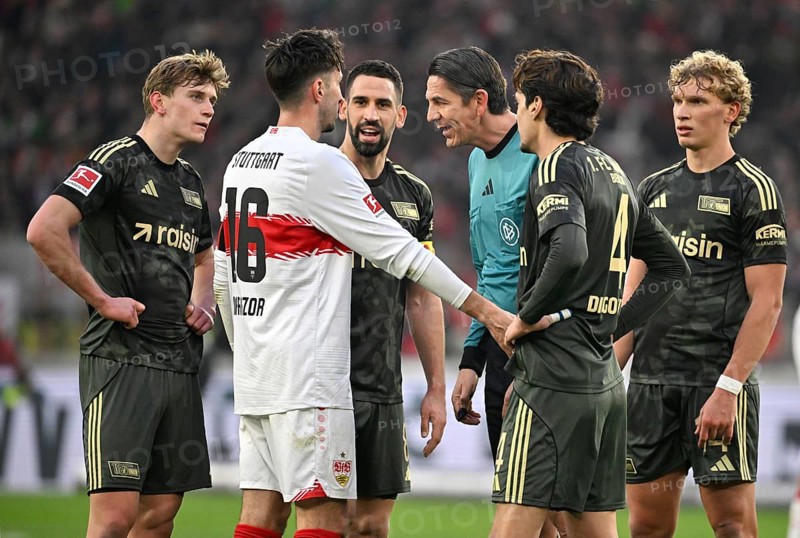 Referee Deniz Aytekin in discussion with Atakan Karazor VfB Stuttgart (16) Rani Khedira 1. FC Union Berlin FCU (08) Diogo Leite 1. FC Union Berlin FCU (04) Leopold Querfeld 1. FC Union Berlin FCU (14) MHPArena, MHP Arena Stuttgart, Baden-Württemberg, Germany