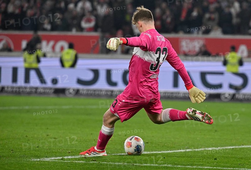 Goalkeeper Alexander Nübel VfB Stuttgart (33) Action kick-off MHPArena, MHP Arena Stuttgart, Baden-Württemberg, Germany