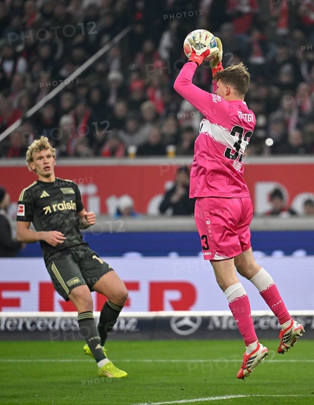 Goalkeeper Alexander Nübel VfB Stuttgart (33) Action eopold Querfeld 1. FC Union Berlin FCU (14) MHPArena, MHP Arena Stuttgart, Baden-Württemberg, Germany