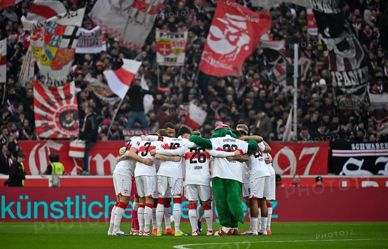 Team building, circle of the team in front of the start of the VfB Stuttgart game in front of fan block, fans, fan curve, flags, atmosphere, atmospheric Cannstatt curve VfB Stuttgart, MHPArena, MHP Arena Stuttgart, Baden-Württemberg, Germany