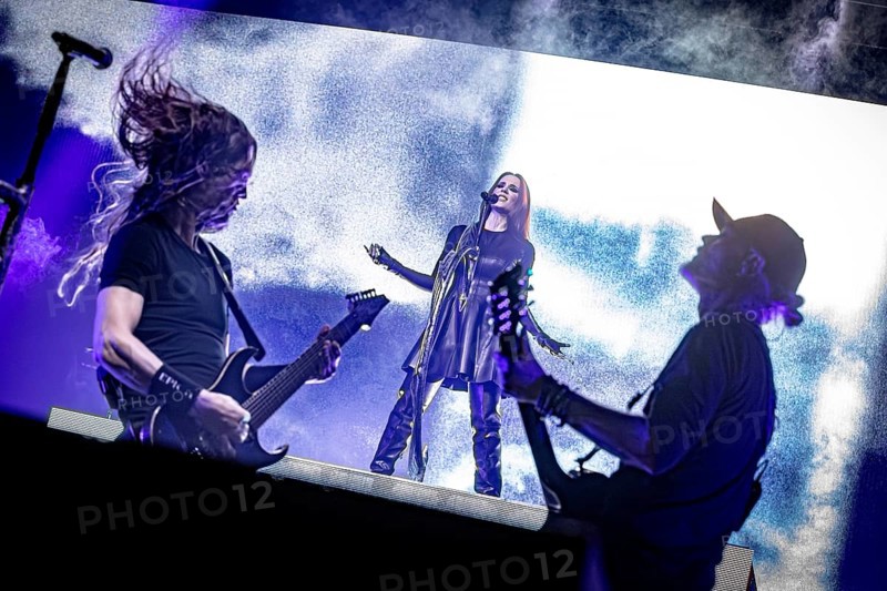 Guitarists Mark Jansen and Isaac Delahaye with singer Simone Simons from Epica, live on Arcane Dimensions Tour 2026 at Zenith in Munich on 17.01.2026