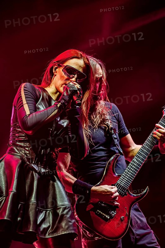 Singer Simone Simons and guitarist Mark Jansen from Epica, live on Arcane Dimensions Tour 2026 at Zenith in Munich on 17.01.2026