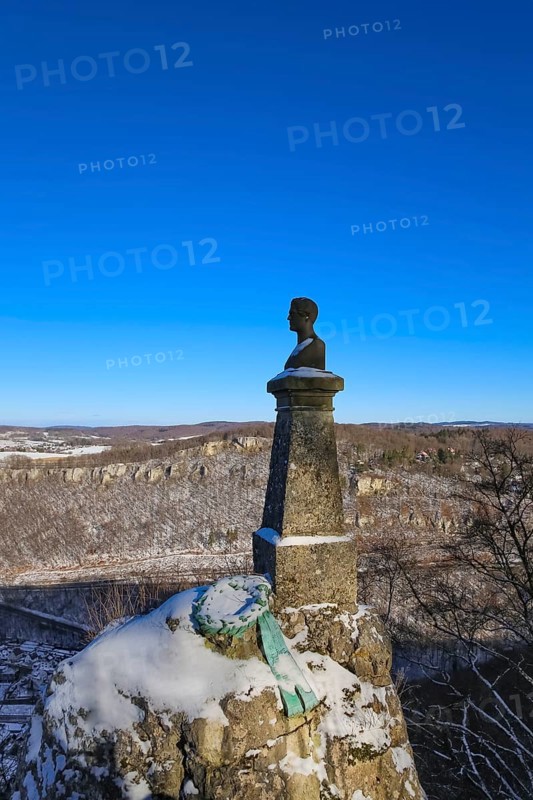 Wilhelm Hauff memorial, rocks above the Echaz Valley, monument from 1839, obelisk with bronze bust, viewpoint, historical monument, south of Lichtenstein Castle, on the eaves of the Swabian Jura, winter, snow, view, blue sky, Honau, municipality of Lichtenstein, Baden-Württemberg, Germany