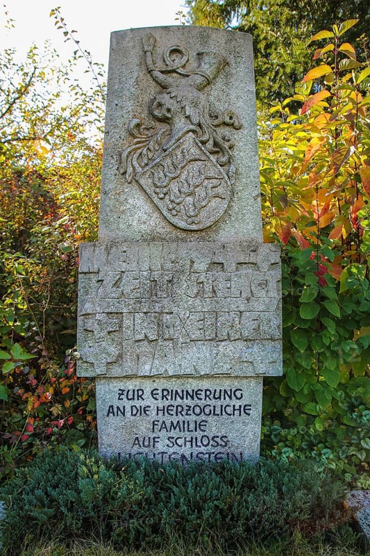 Memorial, memorial stone in memory of the ducal family at Lichtenstein Castle, coat of arms, stone tablet, inscription, letters, cemetery of Großengstingen, script, letter, albplateau above the Albtrauf, Großengstingen, municipality of Engstingen, Reutlingen district, Swabian Alb, Baden-Württemberg, Germany