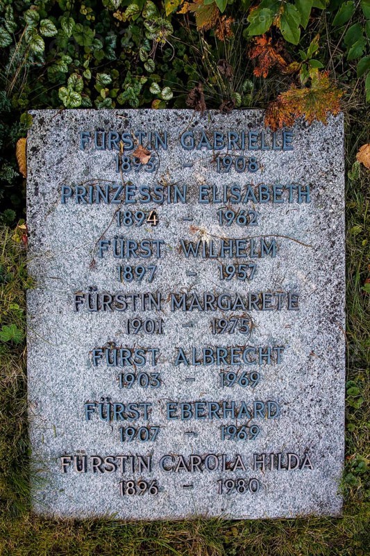 Großengstingen cemetery, tombstone, memorial stone of the ducal family at Lichtenstein Castle, writing, letters, inscription Princess Gabriele, Princess Elisabeth, Prince Wilhelm, Princess Margarete, Prince Albert, Prince Eberhard, Princess Carola Hilda, Großengstingen, Municipality of Engstingen, Reutlingen District, Swabian Alb, Baden-Württemberg, Germany