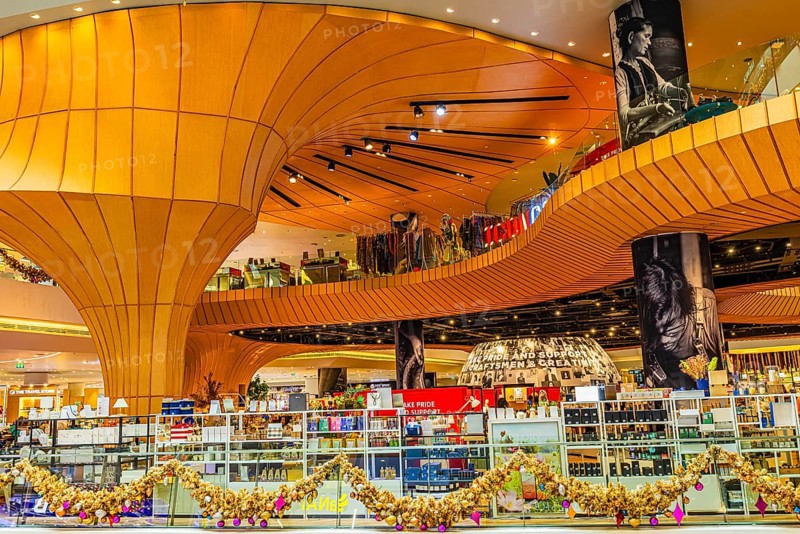 Curved column and wooden ceiling, luxury shops, Iconsiam Shopping Center, Bangkok, Thailand's metropolis, Thailand