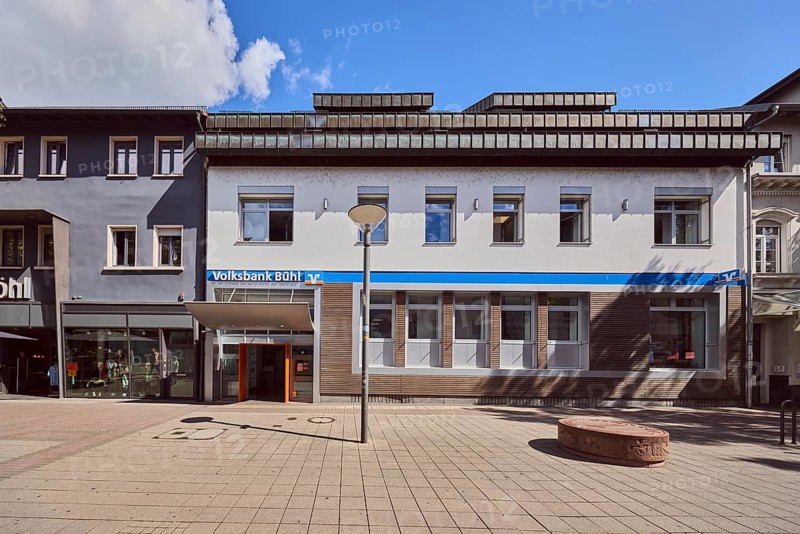 Volksbank Bühl eG, Beratungscenter Kehl, pedestrian zone, general architecture, commercial building, row of houses, façade with windows and shop windows, entrance, lantern, shops, retail, city center, blue sky, cumulus clouds, main street, Kehl, Upper Rhine Plain, Ortenaukreis, Baden-Württemberg, Germany