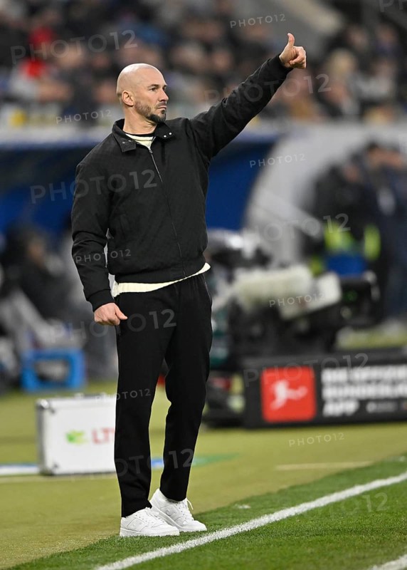Coach coach Christian Ilzer TSG 1899 Hoffenheim on the sidelines gesture thumbs up PreZero Arena, Sinsheim, Baden-Württemberg, Germany