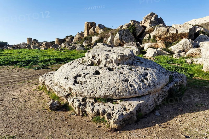 Stone column, base in the ruins of Temple G, destruction, ancient Greek city Selinunte, acropolis, Doric building style, archaeological site, Selinunte, Castelvetrano, Trapani, Sicily, Italy