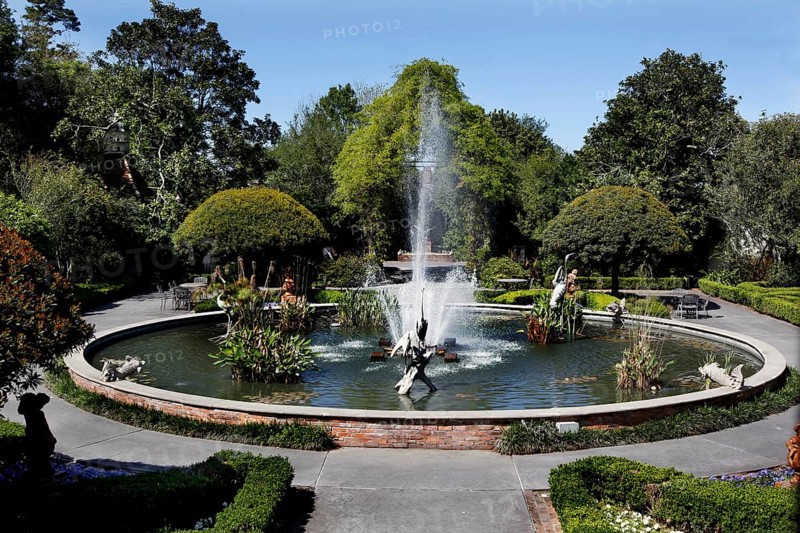 Circular fountain in the middle of a green garden, zero