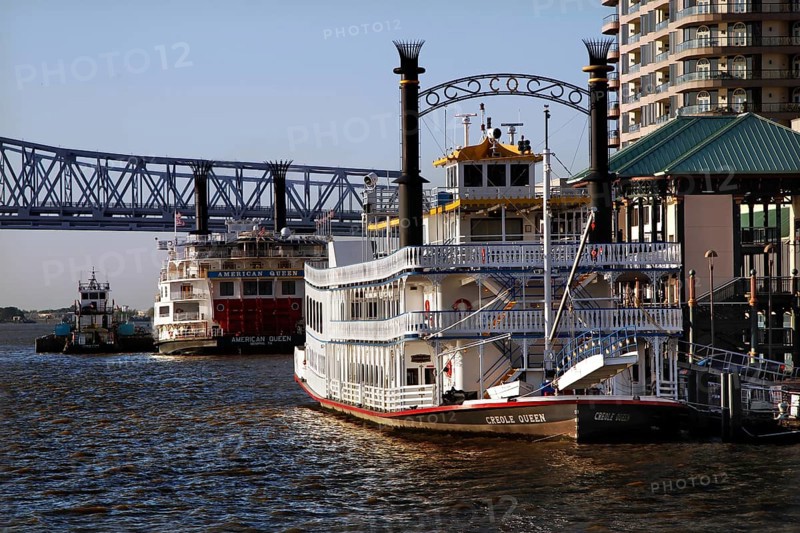 Paddle steamer and bridge at the New Orleans River Front, New Orleans, Louisiana, USA